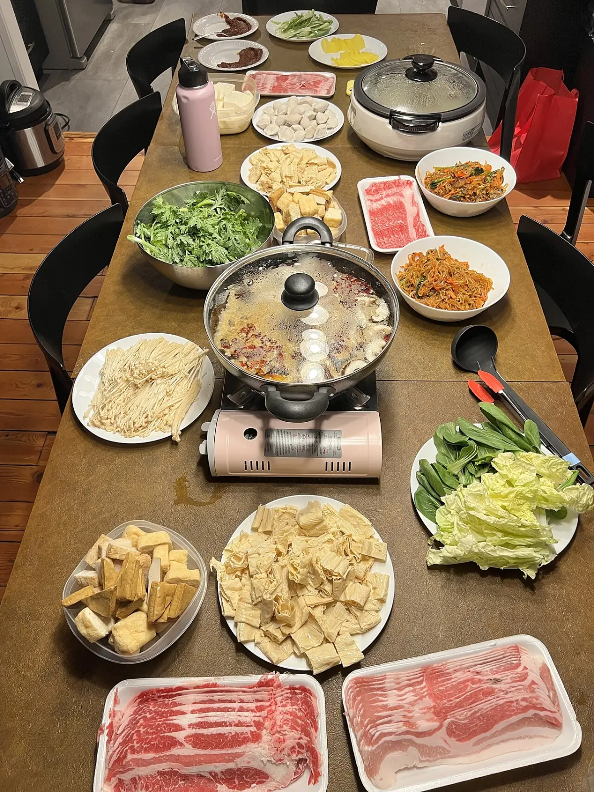 重庆火锅店 包间可订 20 人以上团餐有优惠
